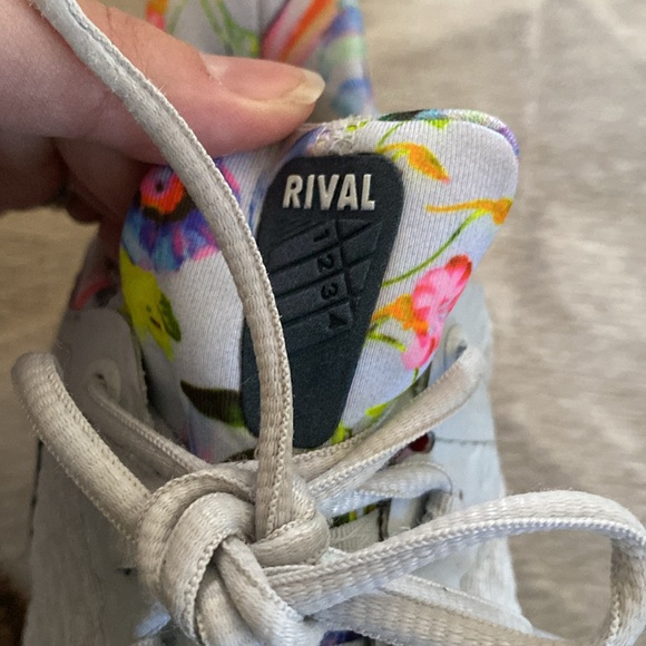 NIKE. Women’s tennis shoe. - Picture 2 of 7